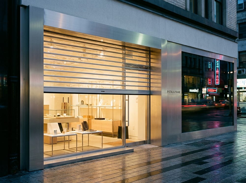 Volet roulant transparent sur la vitrine d'un commerce au crépuscule